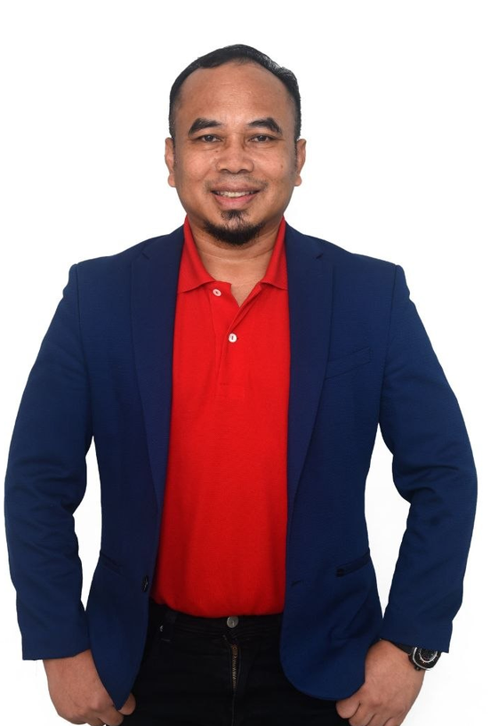 Dr. Zaenal Aripin mengenakan blazer biru dan polo merah